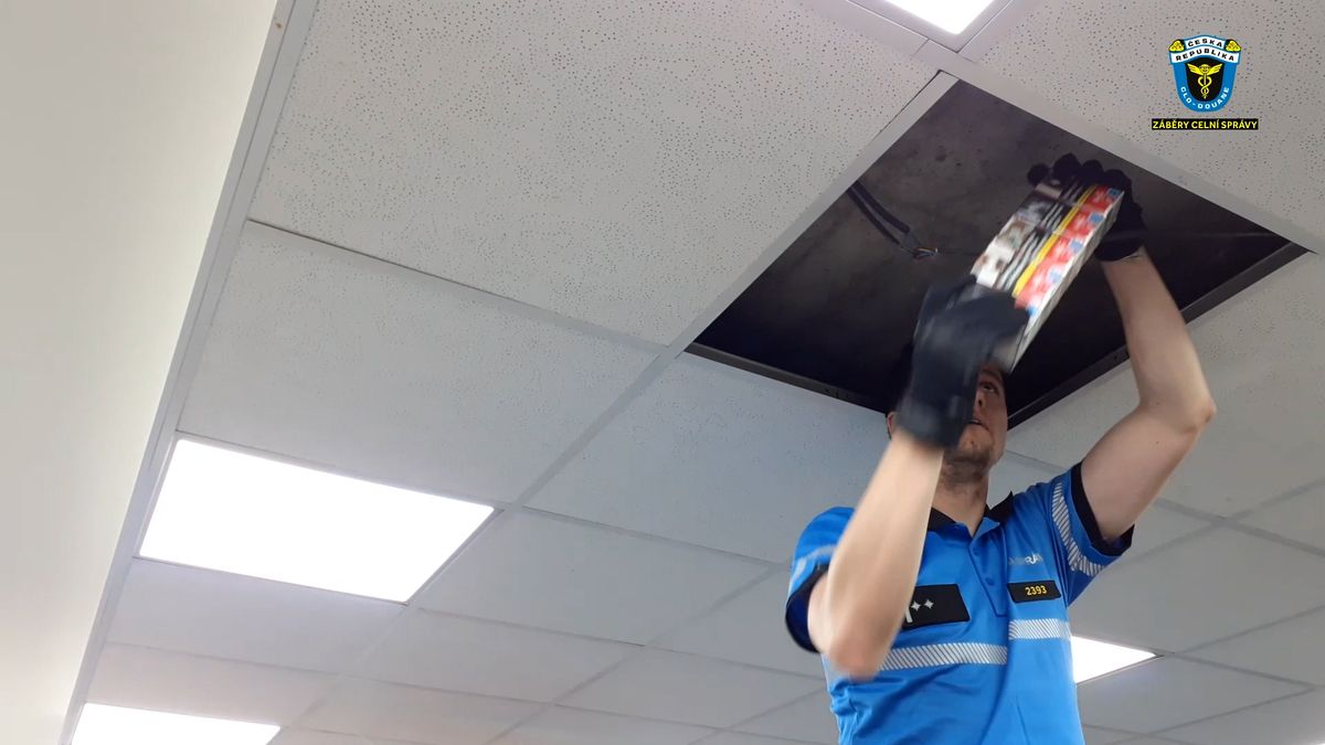 Jihočeští celníci odkryli skrýš s kartony cigaret ve stropních podhledech
